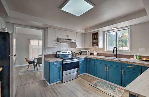 Old North Sacramento House | Spacious 7-bedroom 9 Bed house in serene Sacramento with AC, WiFi, Close to DT