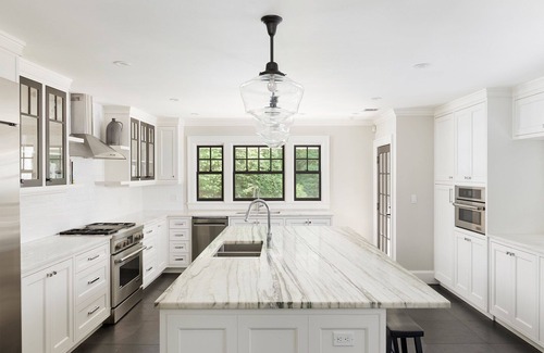 Wainscott House | Spacious 7-bedroom house in charming Wainscott walking distance to beach