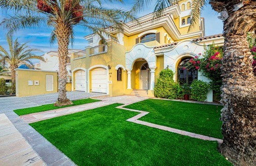 Palm Jumeirah Villa | Spacious 7-bedroom villa with AC and WiFi in welcoming Dubai
