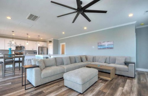 Yaupon Beach Apartment | Spacious 8-bedroom apartment in charming Oak Island with AC