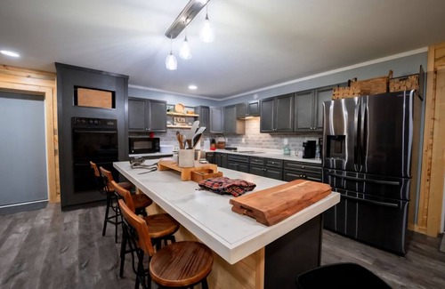 Dale House | Spacious 8-bedroom barndo near Norris City and Mcleansboro Il. Sleeps up to 14