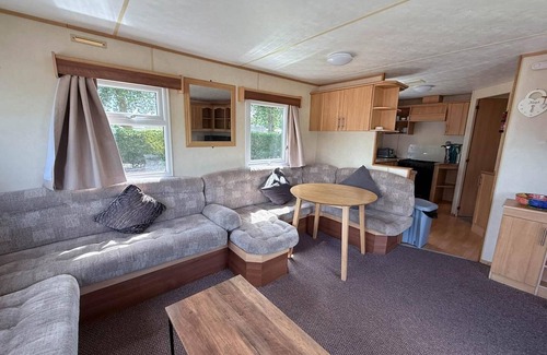 Skegness House | Spacious 8 berth caravan for hire at Southview Holiday Park ref 33002TC