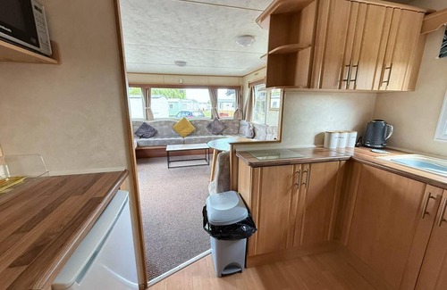 Skegness House | Spacious 8 berth caravan for hire at Southview Holiday Park ref 33002TC