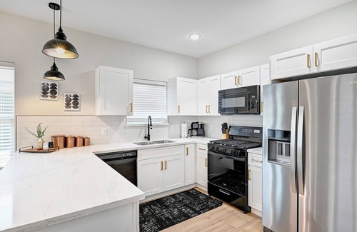 Northside House | Spacious 8BR 10BA Houston Retreat with Private Suites Ideal for Family Reunions