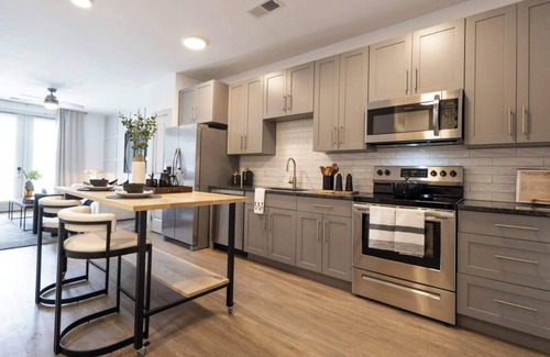 East Walnut HIlls Apartment | Spacious 8BR 8BA combined Apartments Near Downtown Cincinnati