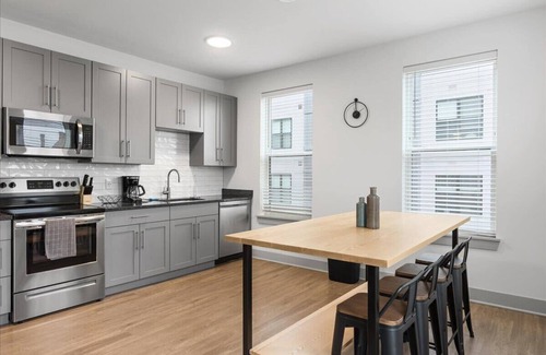 East Walnut HIlls Apartment | Spacious 8BR 8BA combined Apartments Near Downtown Cincinnati