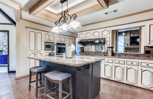 Garland House | Spacious 9-Bedroom Retreat w/Pool, Game Room & BBQ – Perfect for Groups!