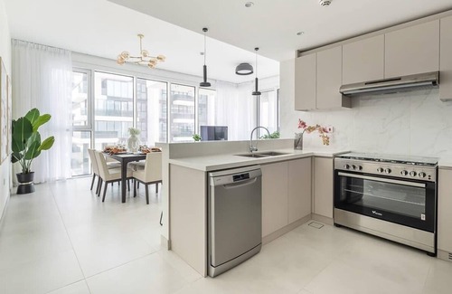 Bur Dubai Apartment | Spacious and Bright 2BR Near Metro Station!