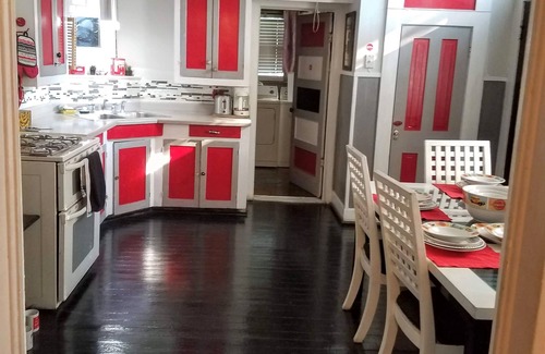 Eastside Promise Neighborhood House | Spacious and close to Downtown Riverwalk Missions Dome Conv. Center.