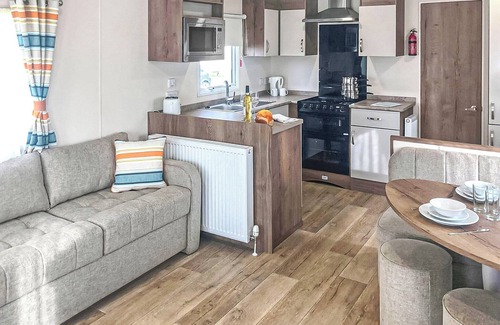 Chapel Saint Leonards House | Spacious and comfortable 12ft-wide caravan with one double and two twin.