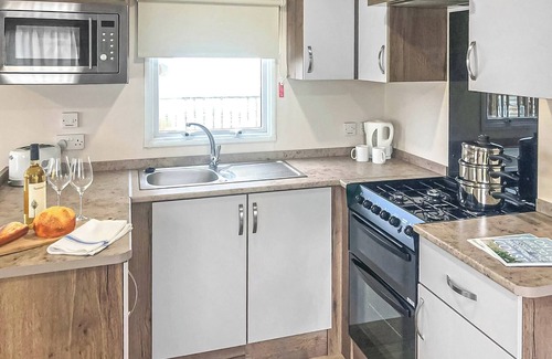 Chapel Saint Leonards House | Spacious and comfortable 12ft-wide caravan with one double and two twin.
