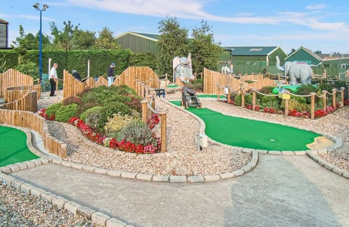 Chapel Saint Leonards House | Spacious and comfortable 12ft-wide caravan with one double and two twin.