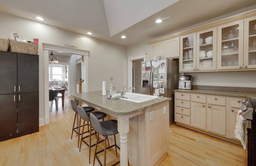 Athens House | Spacious and Comfortable 5 Points Home- Walk to UGA games, campus & more!