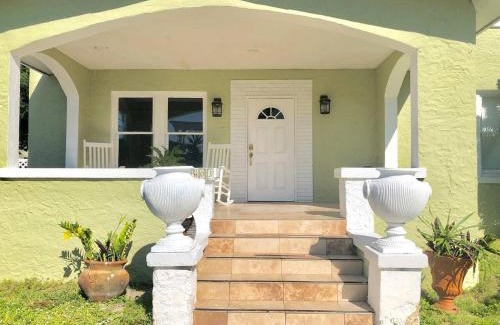 East Little Havana House | Spacious and Comfy Suite near MIA 2 Queen Beds
