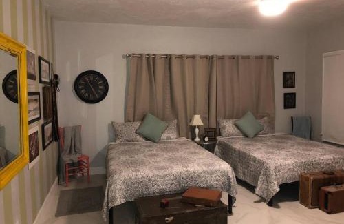 East Little Havana House | Spacious and Comfy Suite near MIA 2 Queen Beds