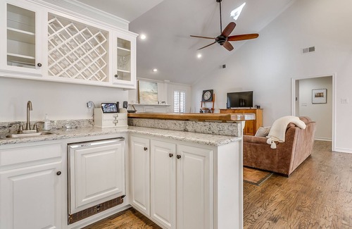 Fort Worth House | Spacious and Cozy Getaway in the Heart of the City. Bright, Open, and Clean!