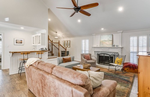 Fort Worth House | Spacious and Cozy Getaway in the Heart of the City. Bright, Open, and Clean!