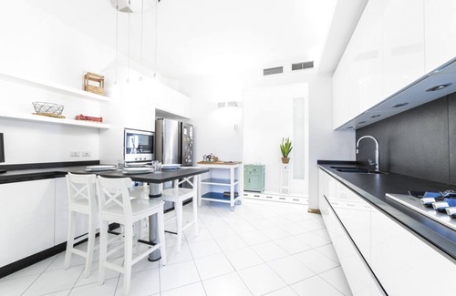 Casoretto Apartment | Spacious and elegant 170 sqm apartment for 6 people just outside the center of Milan.