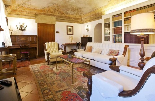 Castello House | Spacious and exceptional 6-room house with an idyllic courtyard