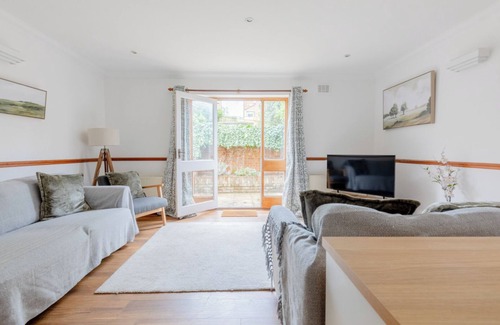 Hackney Apartment | Spacious and Inviting 4BD Home, Haggerston