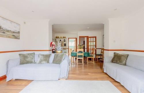 Hackney Apartment | Spacious and Inviting 4BD Home, Haggerston