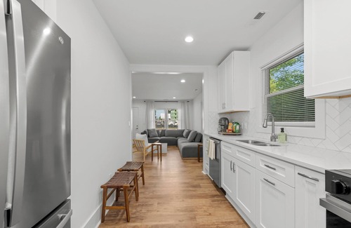 Charlotte House | Spacious and Modern 4 Bedroom, 2 Bathroom Home in the Heart of CLT