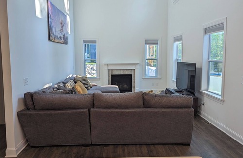 Gansevoort House | Spacious and Modern, 15 minutes to Saratoga Race Track!