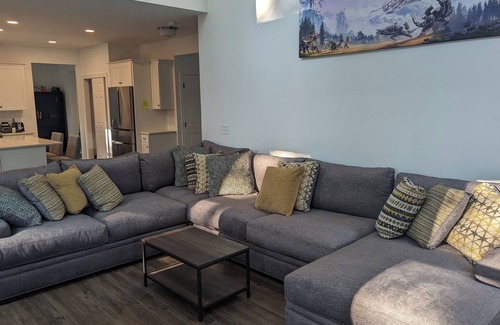 Gansevoort House | Spacious and Modern, 15 minutes to Saratoga Race Track!