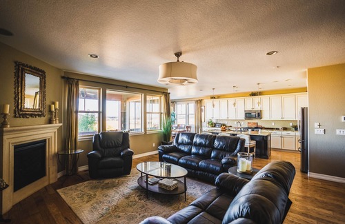 Arvada House | Spacious and Stunning 4500 sq ft House in Arvada, Colorado