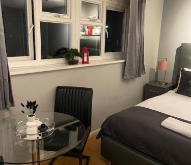 Wolverhampton Apartment | Spacious and Stylish 5 Bed Gem with Private Parking perfect for Large groups and Families