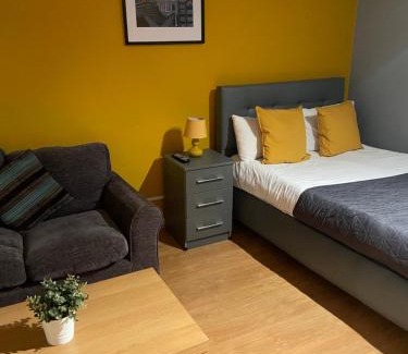 Wolverhampton Apartment | Spacious and Stylish 5 Bed Gem with Private Parking perfect for Large groups and Families