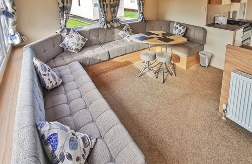 Ludchurch House | Spacious and well-presented 12ft-wide caravan with one double and one twin.