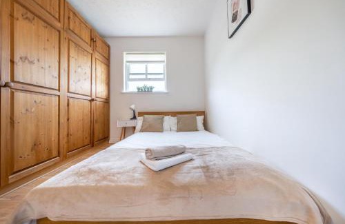Bishop's Stortford Apartment | Spacious Apartment near Stansted Airport & Bishops Stortford Town Centre, Ideal for Contractors and Relocators