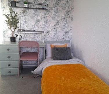 North Bitchburn Apartment | Spacious Apartment with Balcony, Breakfast & Parking,