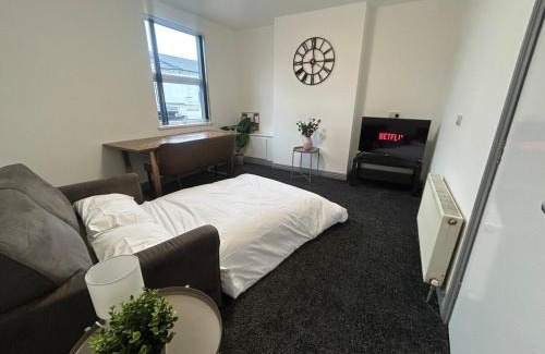 Erdington Apartment | Spacious Apartment near train station with a parking space