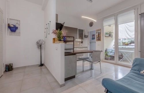 San Donato Apartment | Spacious apartment perfect for 3 people, located in the San Donato district and equipped with all comforts including an equipped balcony. Strategic location just a few minutes from the Fiera, the Tecnopolo, the Unipol and the ring road. Perfect for those