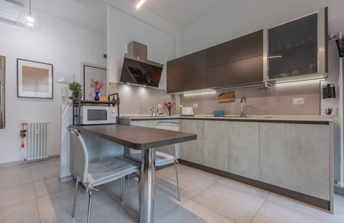 San Donato Apartment | Spacious apartment perfect for 3 people, located in the San Donato district and equipped with all comforts including an equipped balcony. Strategic location just a few minutes from the Fiera, the Tecnopolo, the Unipol and the ring road. Perfect for those