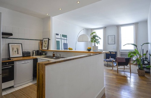 Saint-Lambert Apartment | Spacious apartment with sea view