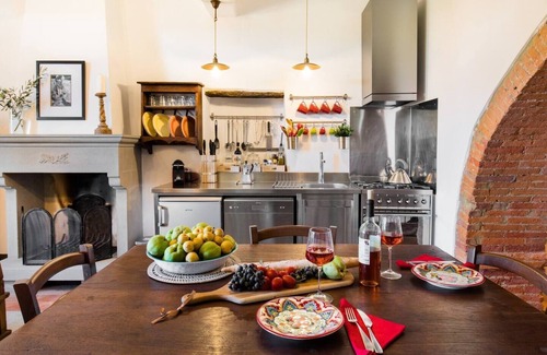 Lucignano Apartment | Spacious Apartment with Gorgeous Garden in the Heart of a Tuscan Town