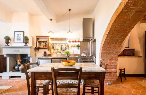 Lucignano Apartment | Spacious Apartment with Gorgeous Garden in the Heart of a Tuscan Town