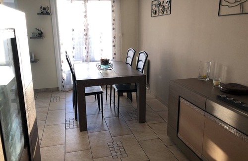 Paroisse Saints-Pierre-et-Paul-Apotres Condo | Spacious apartment with large terrace. Close to tram line.