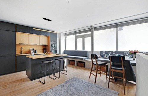 Quartier des Grandes-Carrieres Apartment | Spacious apartment with 2 rooms