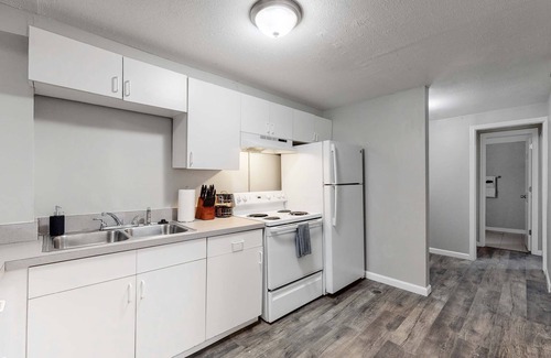 Willow Park House | Spacious Aurora Updated Lower Unit with King Beds