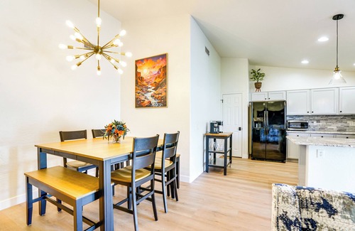 Springer Ranch House | Spacious Backyard w/Putting Green! Peoria Retreat