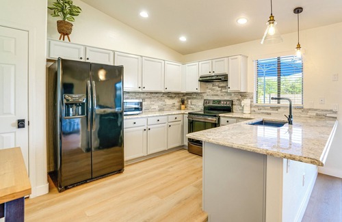 Springer Ranch House | Spacious Backyard w/Putting Green! Peoria Retreat