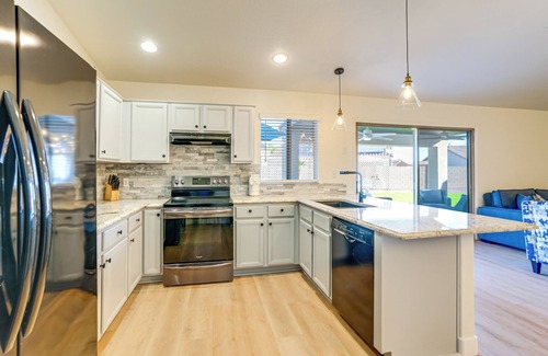 Springer Ranch House | Spacious Backyard w/Putting Green! Peoria Retreat