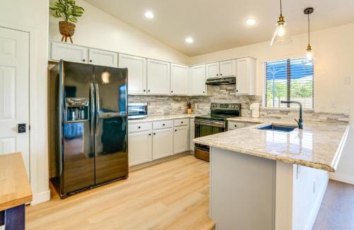 Springer Ranch House | Spacious Backyard with Putting Green! Peoria Retreat