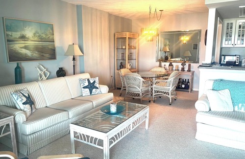 North Redington Beach Condo | Spacious Beachfront Condo on Gorgeous Redington Beach!