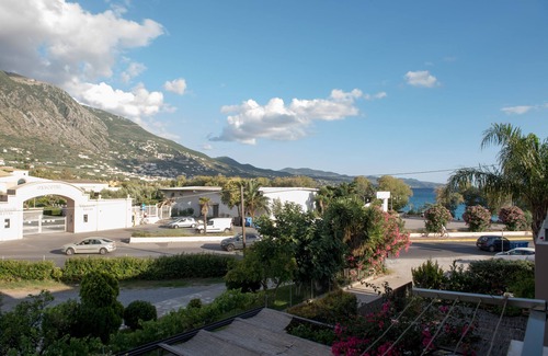 Kalamata Villa | Spacious Beachfront Property (maisonette)