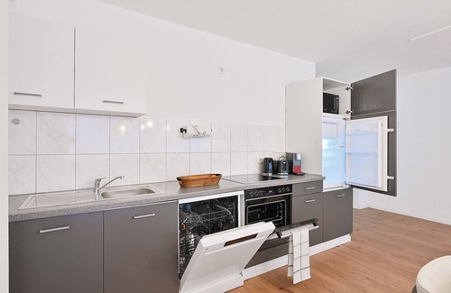 Elberfeld-Mitte Apartment | Spacious & Beautiful 5 Room Apt Sleeps 10- City Center Wuppertal